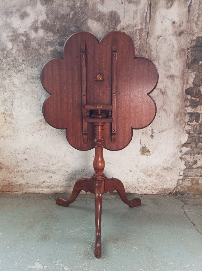 Georgian Style Revolving Lobed Pie Crust Tilt Top Table. (6).jpg